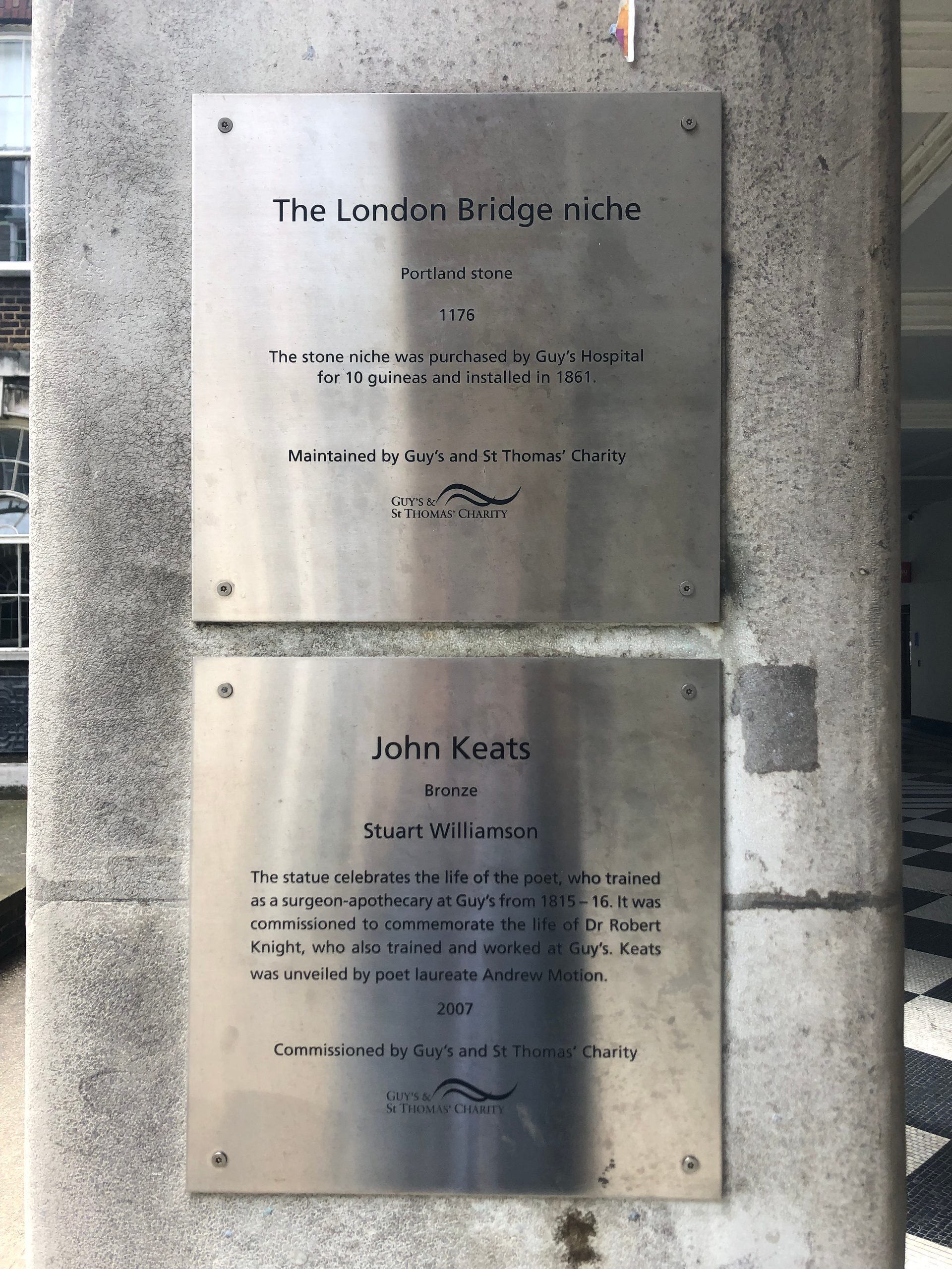 John Keats' Monument, Guy's Hospital, London - 05.JPG